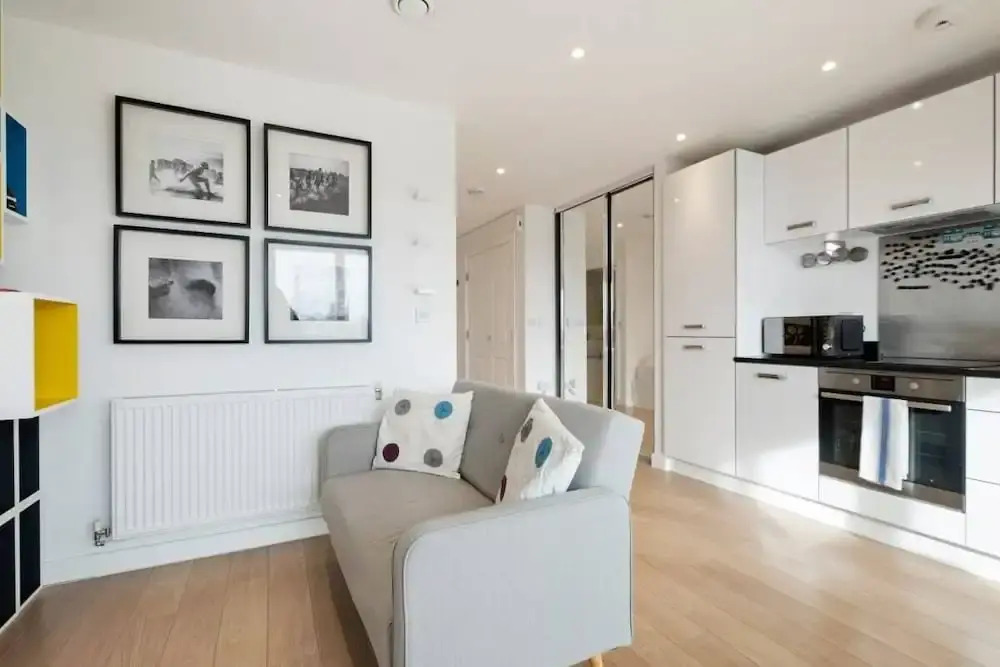 Chic & Contemporary Studio Apartment With Balcony in East London