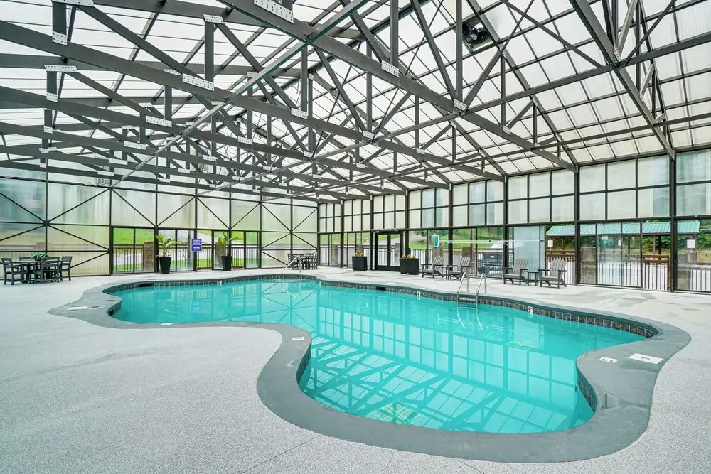 2 Mi to Dollywood: Mtn Cabin w/ Pool Access!