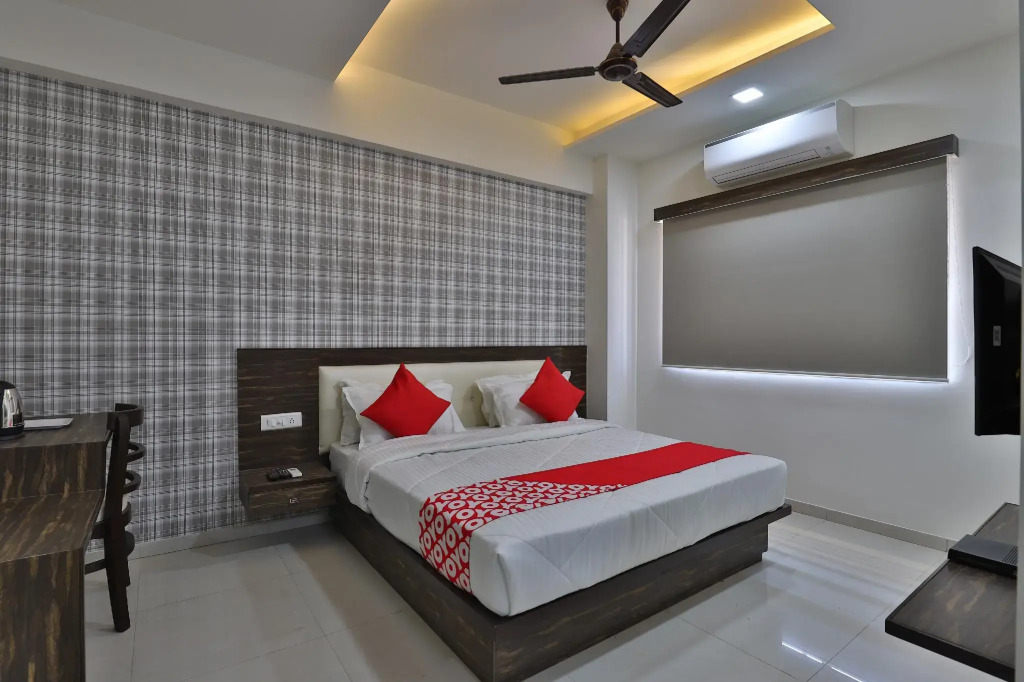 OYO 27930 Hotel Dev Palace