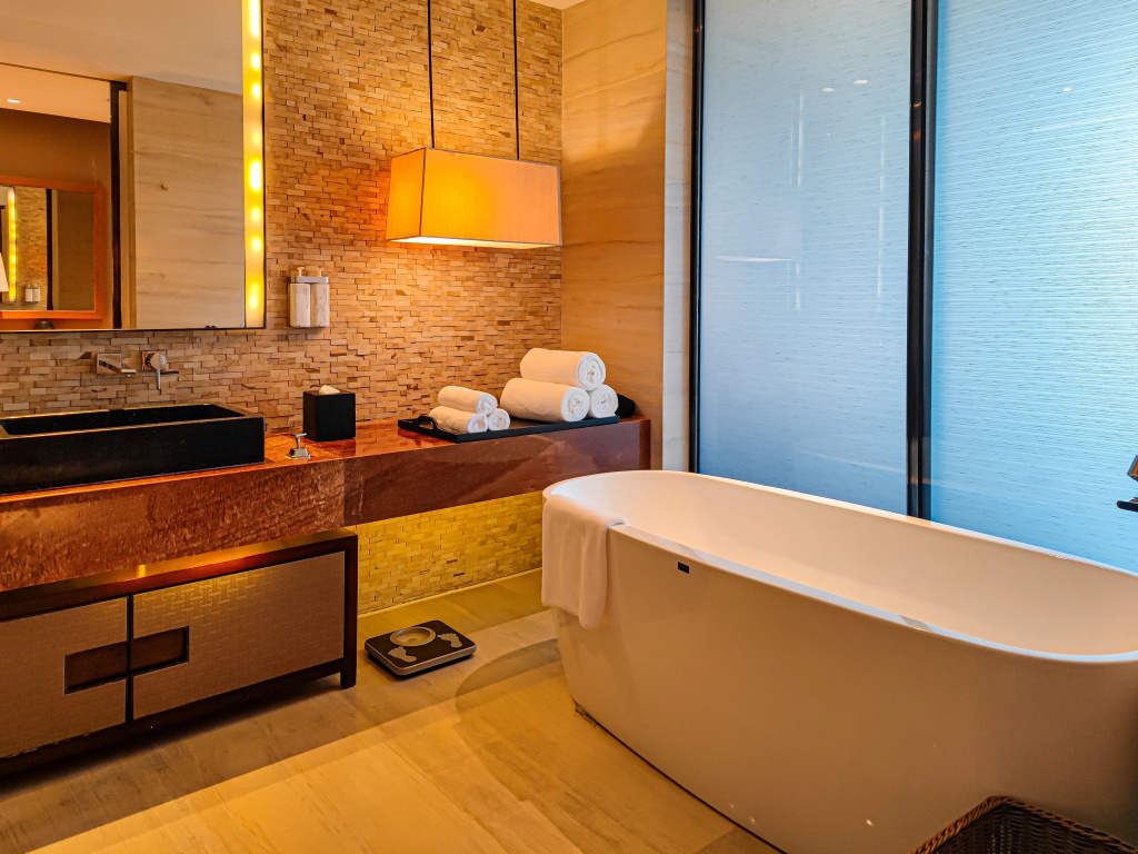 HUALUXE Hotels & Resorts Yangjiang City Center by IHG