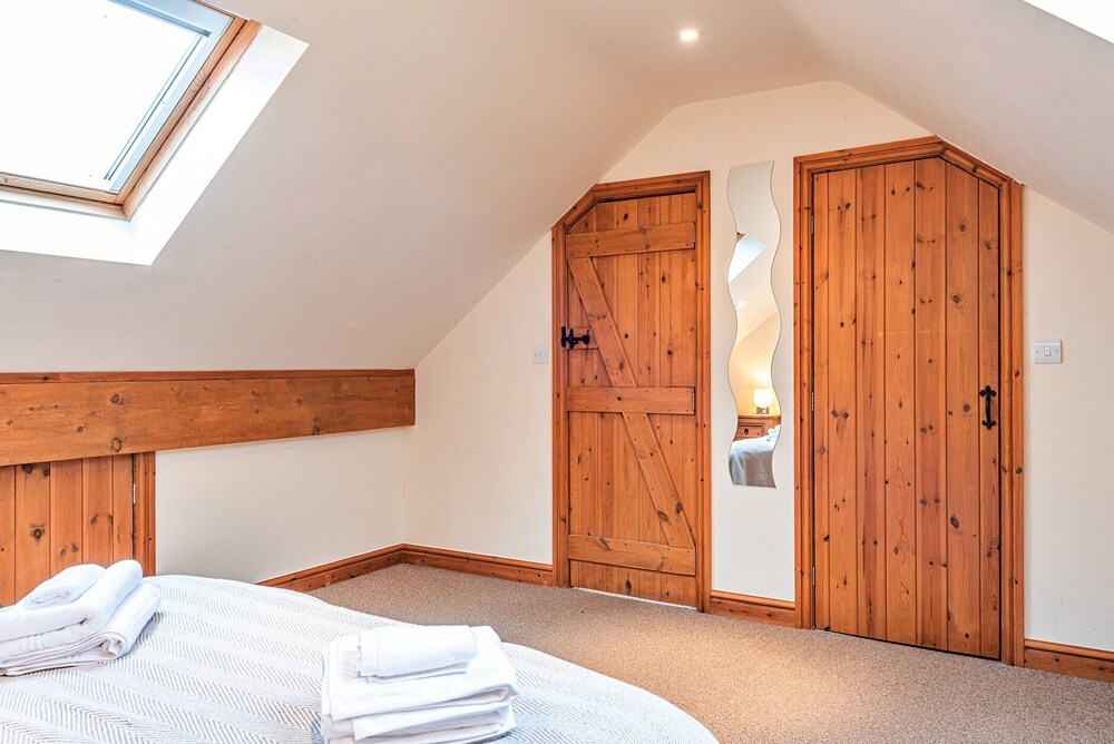 Spacious Country House for 14, Holywell, No Deposit