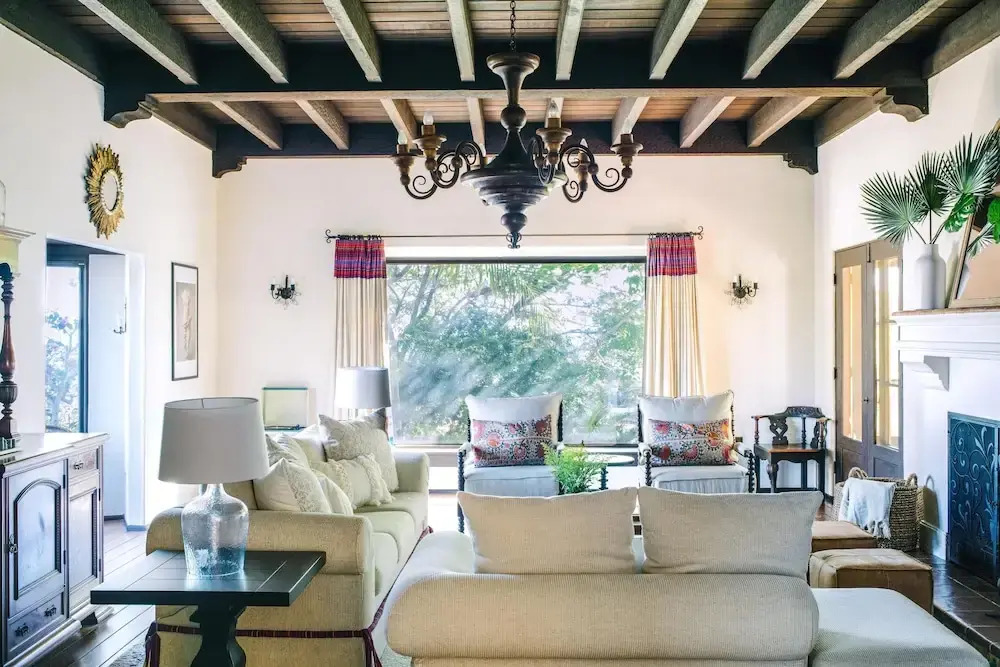 Frida by AvantStay | Sleeps 16! Prvt Estate w/ Tennis Ct & Mins to Beach!