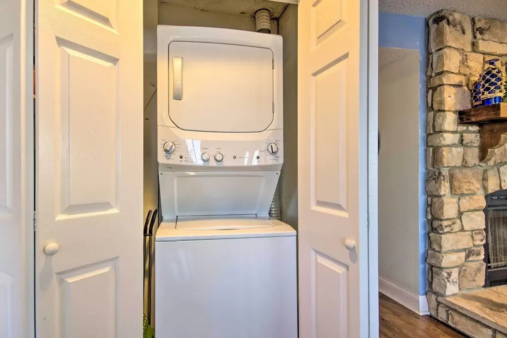 Charming Condo w/ Pool Access in Osage Beach!