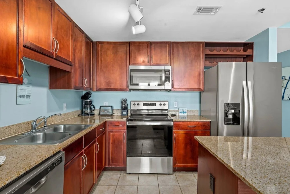 Laketown Wharf 910