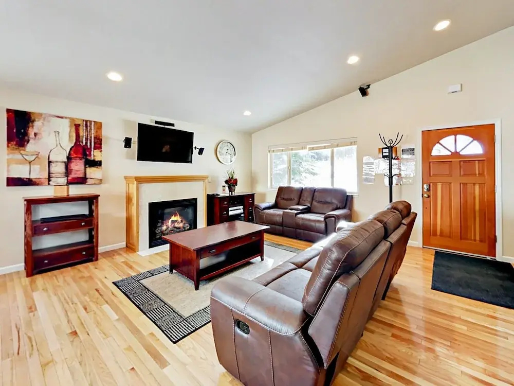 Big South Lake Tahoe House w Hot Tub by RedAwning