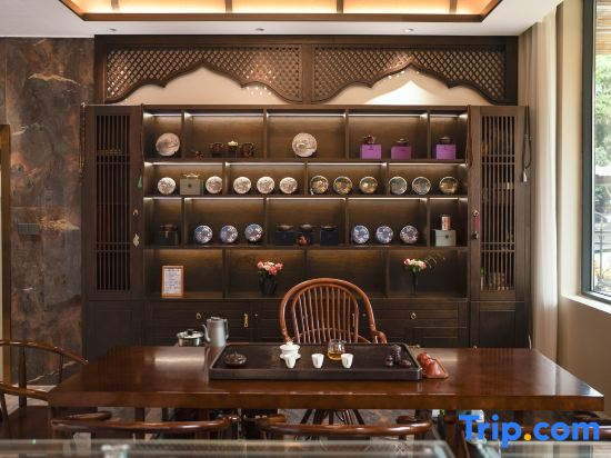 Lanshan She Holiday Hotel (Xishuangbanna Jinghong Menglong Dafosi Manhe Na Scenic Area Branch)