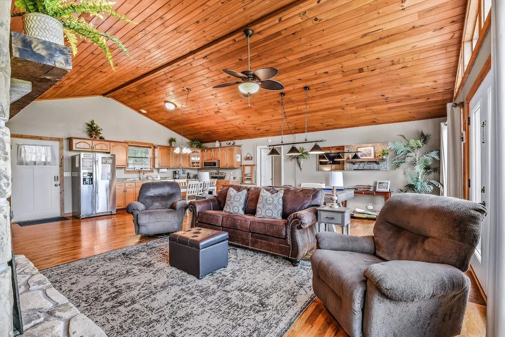 Roundtop Mountain Ridge 2 Bedroom Cabin by RedAwning