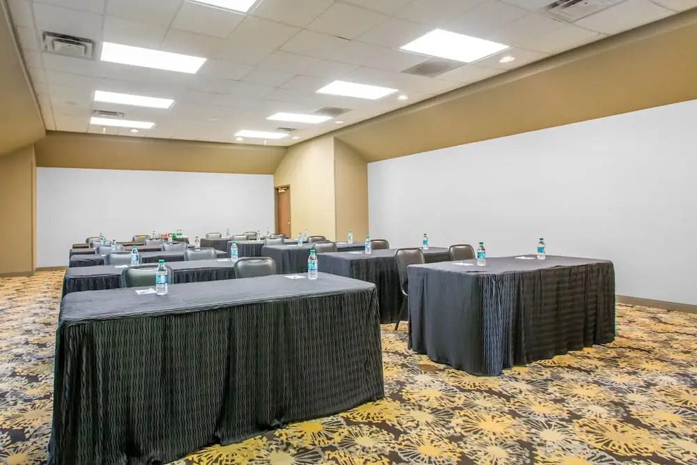 Clarion Inn & Suites Springfield