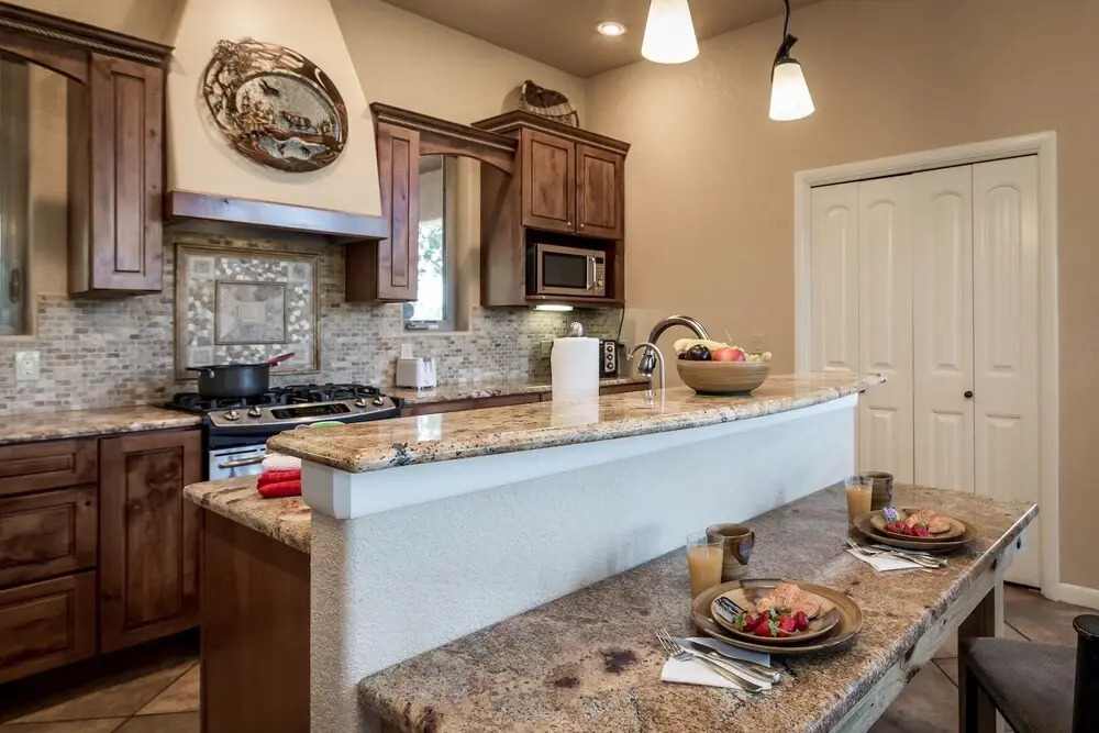 Adobe Mountain Views - Four Bedroom Cabin with Hot Tub