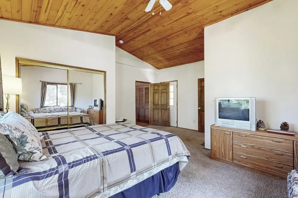 2BR House w/ Private Hot Tub, Free Wifi