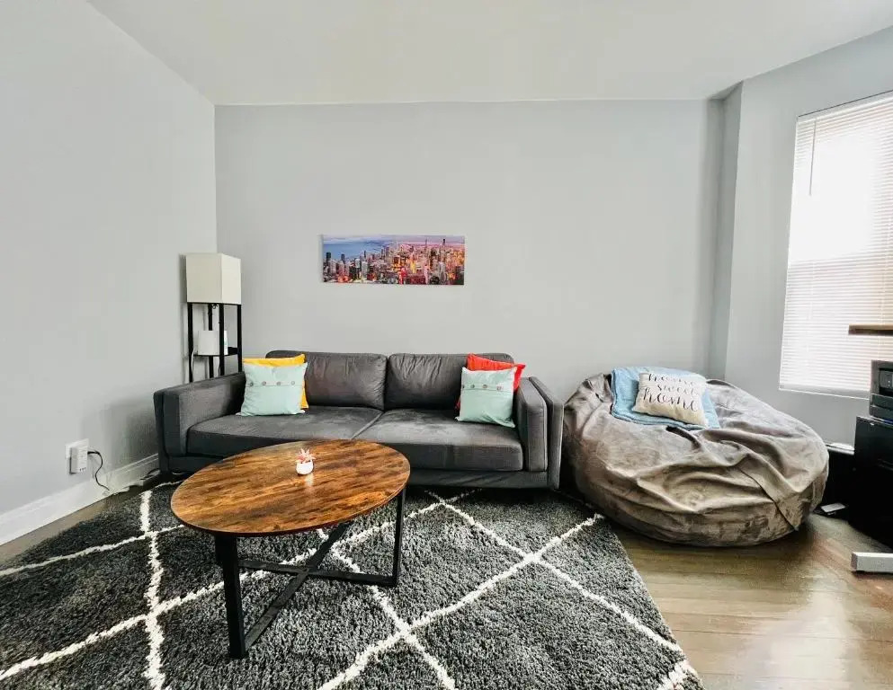 Lovely Logan Square 2-Bedroom in Chicago