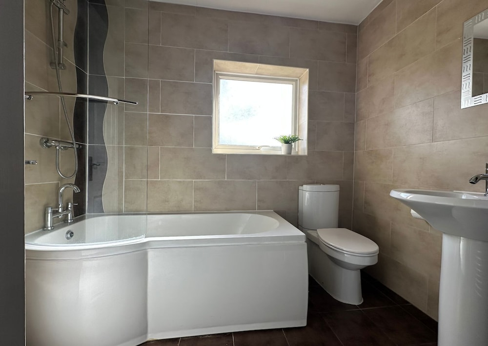 Spacious 5 Bedroom With 4 Baths Off-road Parking