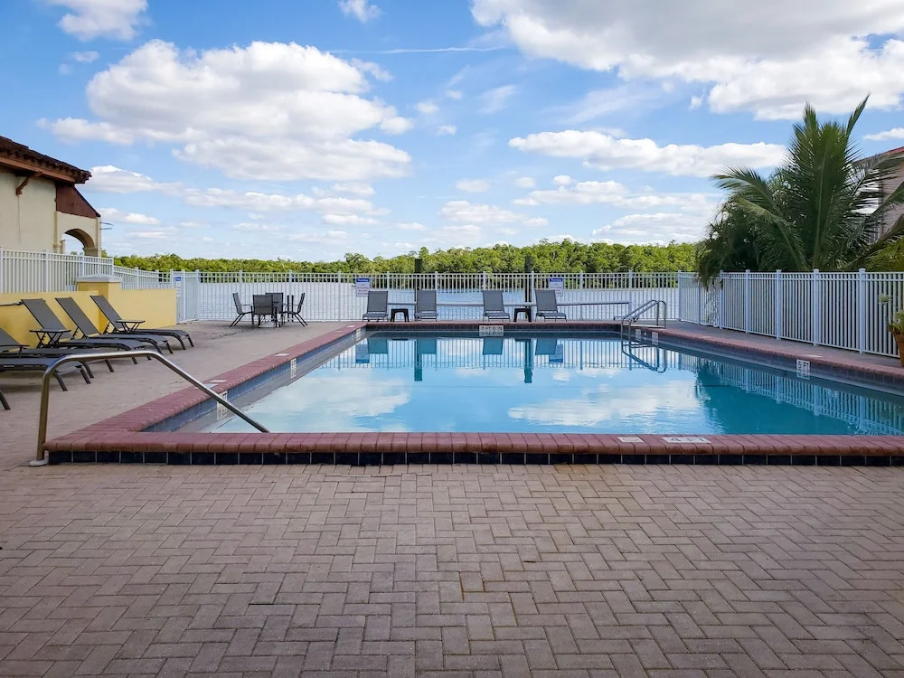 Captain's Table Lodge and Villas