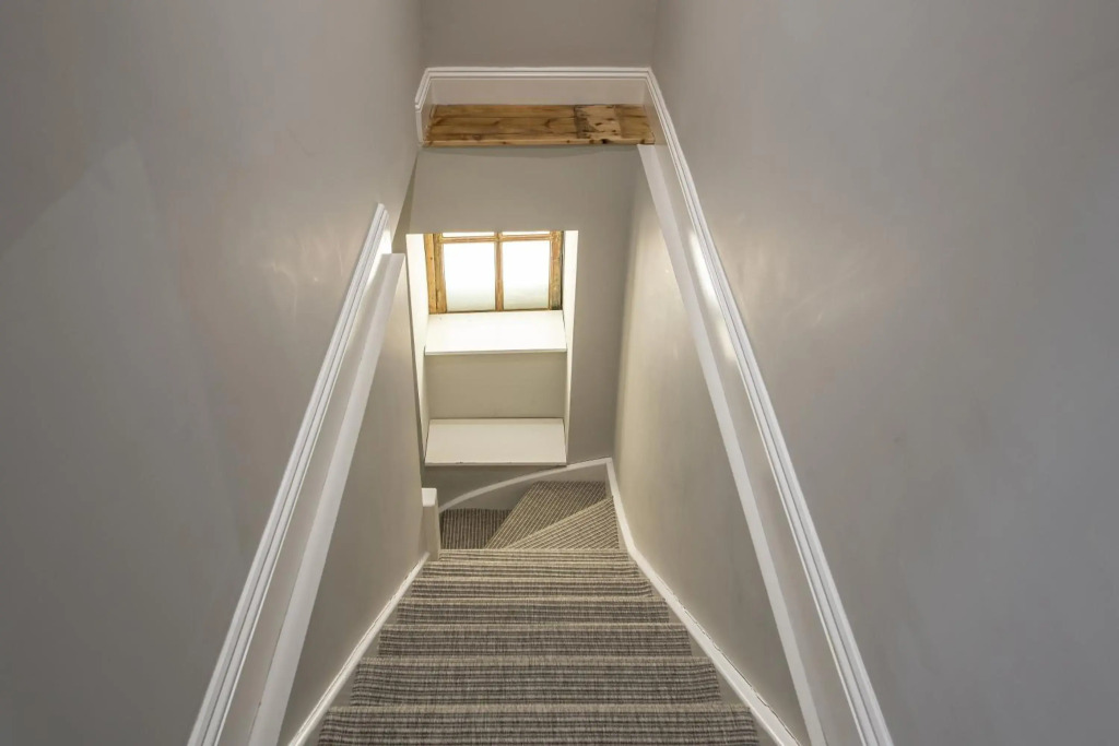 Georgian 3 Bed 3 Bath Central Apartment & Parking