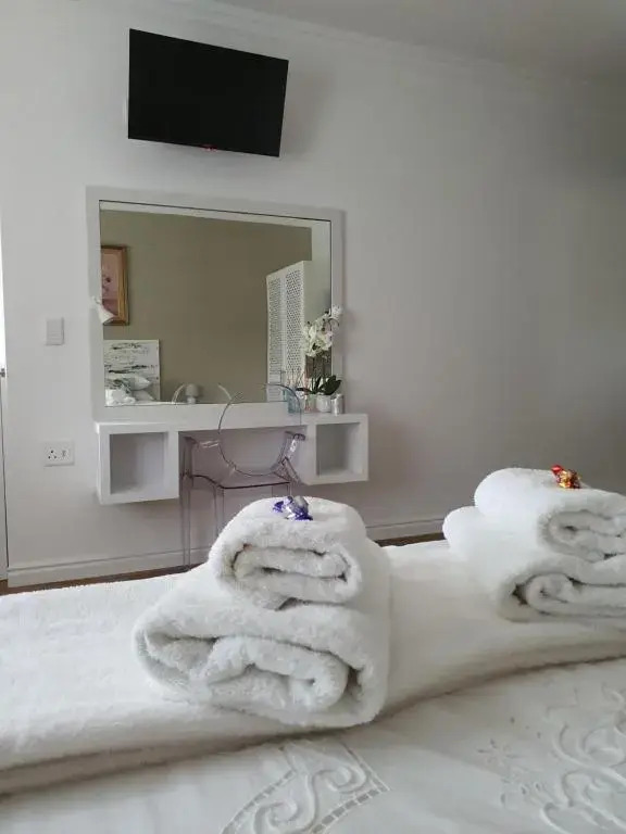 Plett57 - Self Catering - Room No2