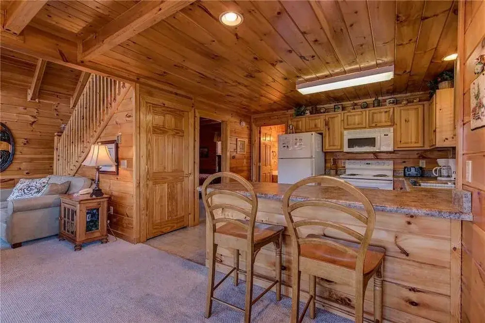 Chalet of Dreams, 2 Bedrooms, Sleeps 6, Pool Table, WiFi, Hot Tub, Mtn View
