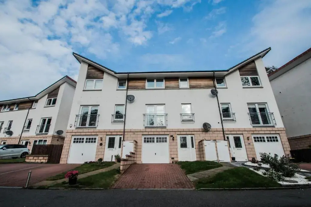 Orange Town House - Shaw Road, Only 6 Minutes to City Centre