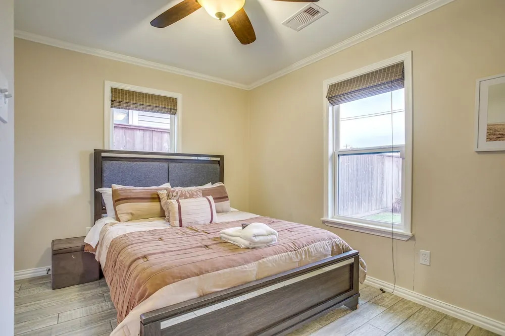 Pet-friendly Galveston Cottage < 1 Mi to Beach!