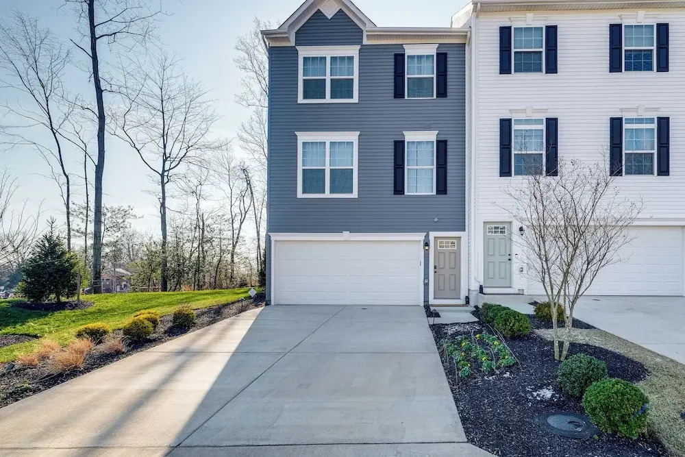 30 Mi to Downtown DC: Charming Dale City Townhome!