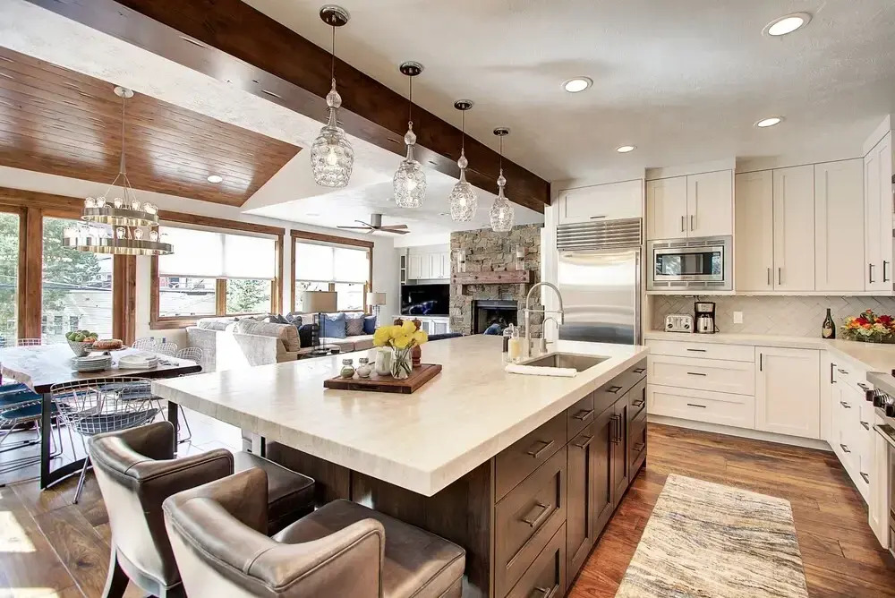 Modern 5bdr Right off Main Street w/ Hot Tub Main Street Escape by Avantstay