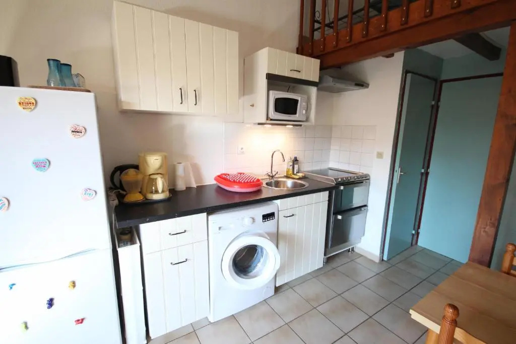 Jolie villa dangle, séjour climatisé, 4 couchages, terrasse parking dans résidence sécurisée avec piscine commune 400m de la mer LRJP11