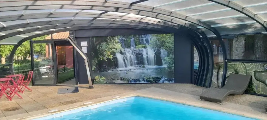 Hôtel-Restaurant La Crèche et sa piscine intérieure - Logis Hôtels
