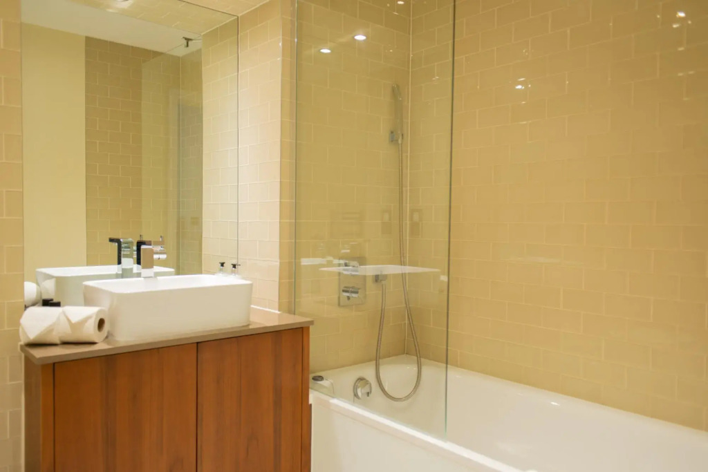 One Bed Apt in Lincoln Plaza, Canary Wharf