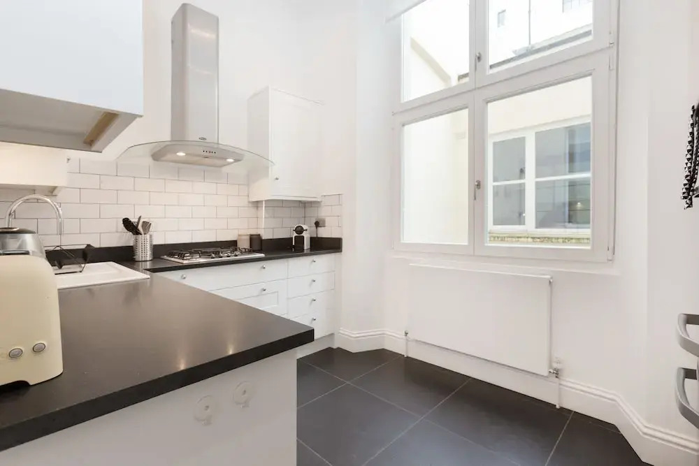 2 Bdr Queens Gardens by the Residences