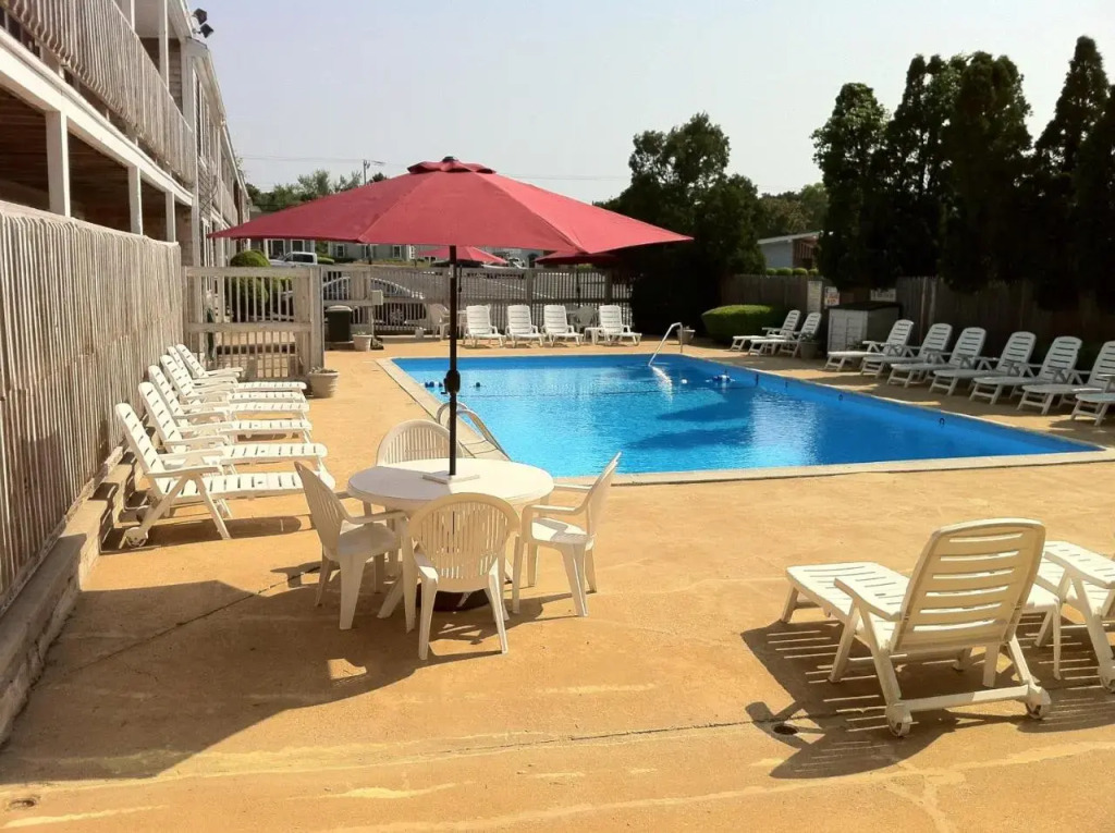 Holiday Hill Inn & Suites