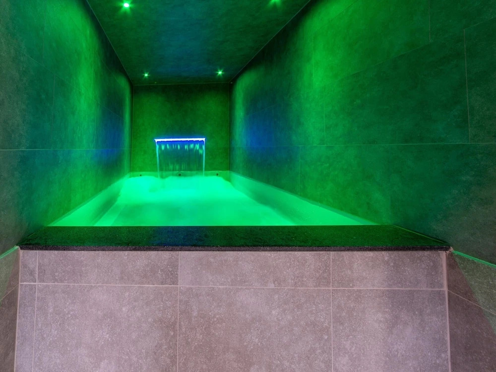 Former Hotel with Swimming Pool, Hot Tub, Sauna for Family Groups