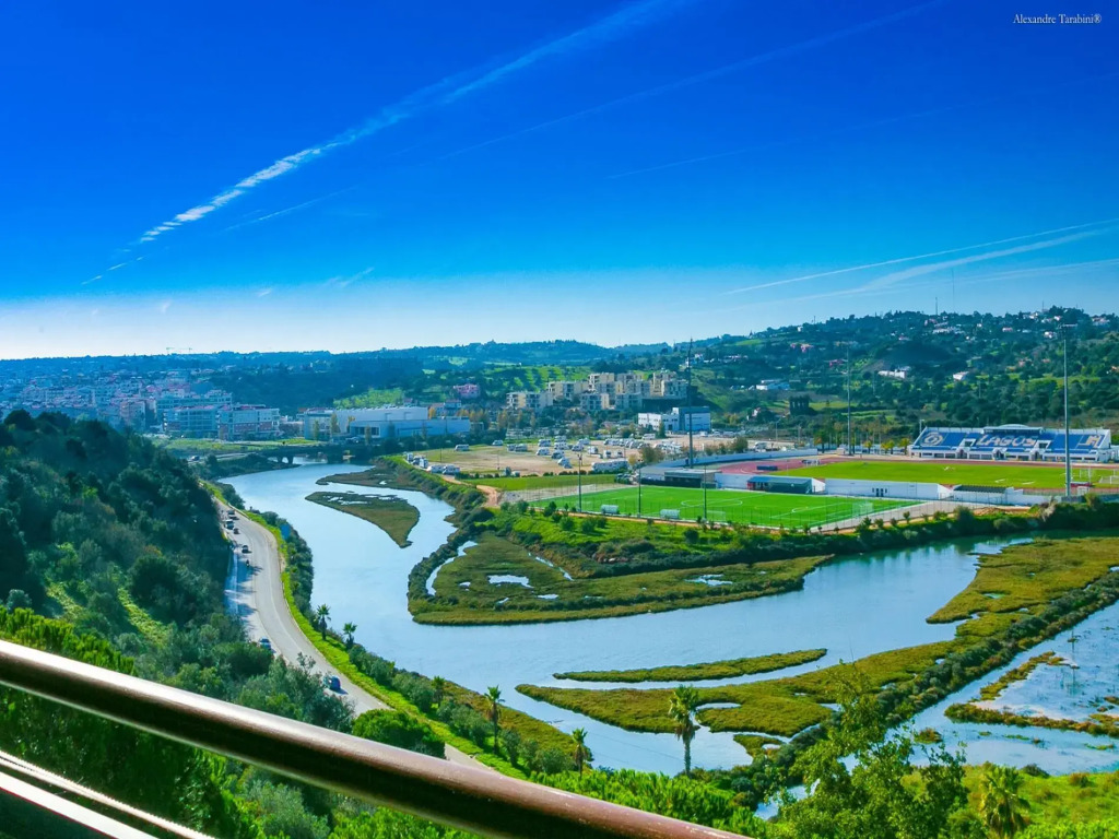 A22 - Mountain View & Seabreeze Apartment
