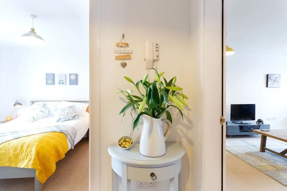 Luxury Apt. Next to Station