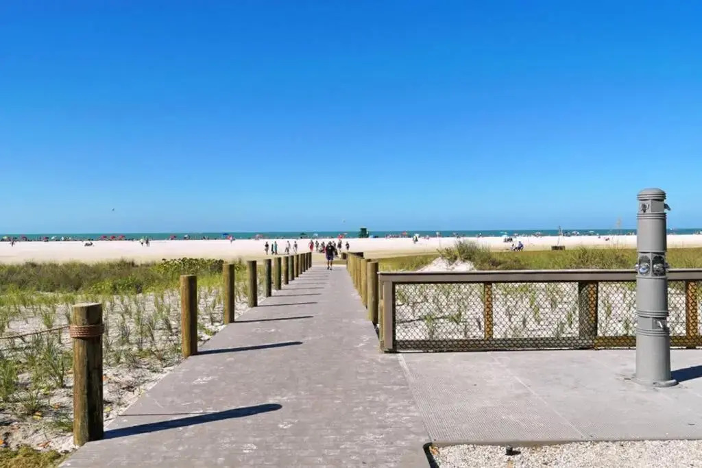 Siesta Key Village-Suite #4: A block to the Beach