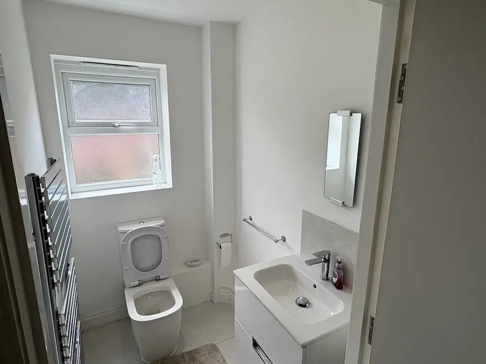 House - Sleeps 5, Private Parking & Pets Allowed