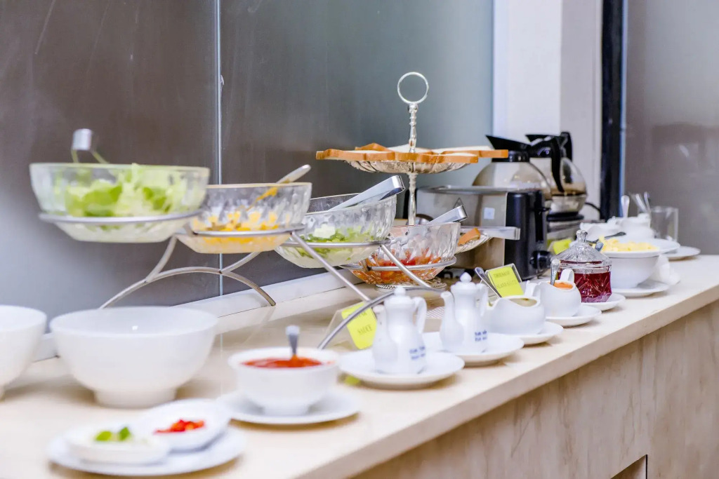 Airport Saigon Hotel - Gần ẩm thực đêm chợ Phạm Văn Hai