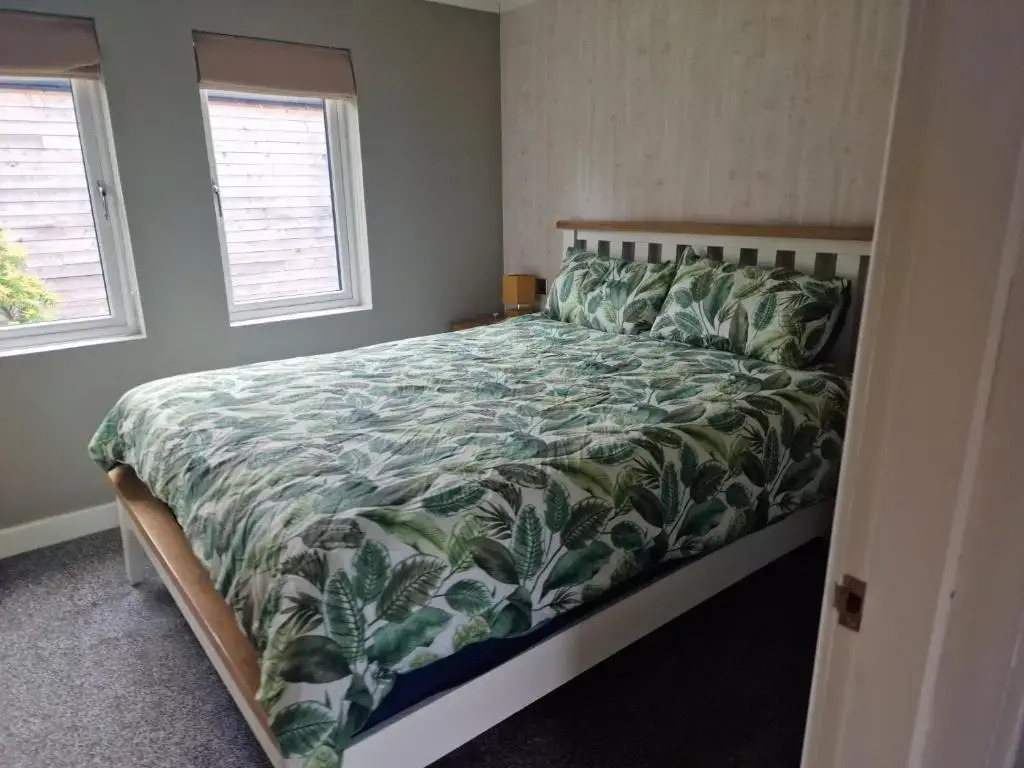 Luxury Lodge - Sleeps 4, hot tub & Parking