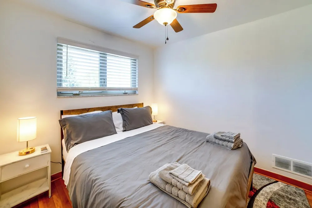 3 Mi to Downtown: Pittsburgh Home w/ Balcony!