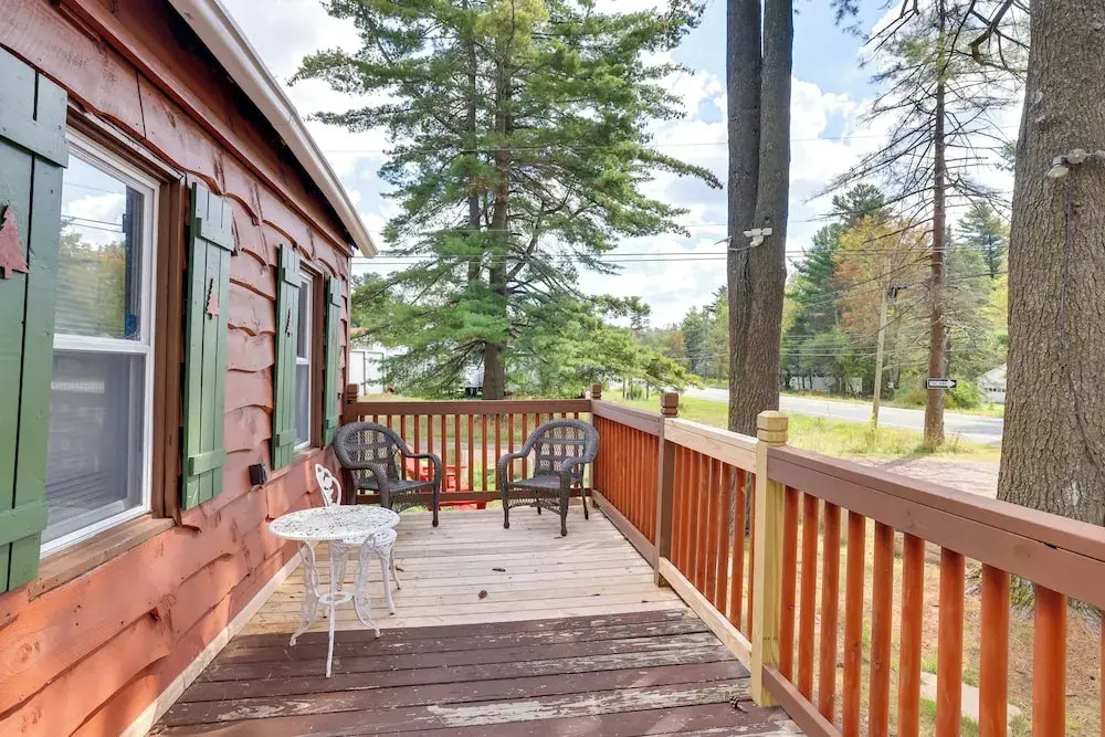 Easy Interstate Access: Original Poconos Log Cabin