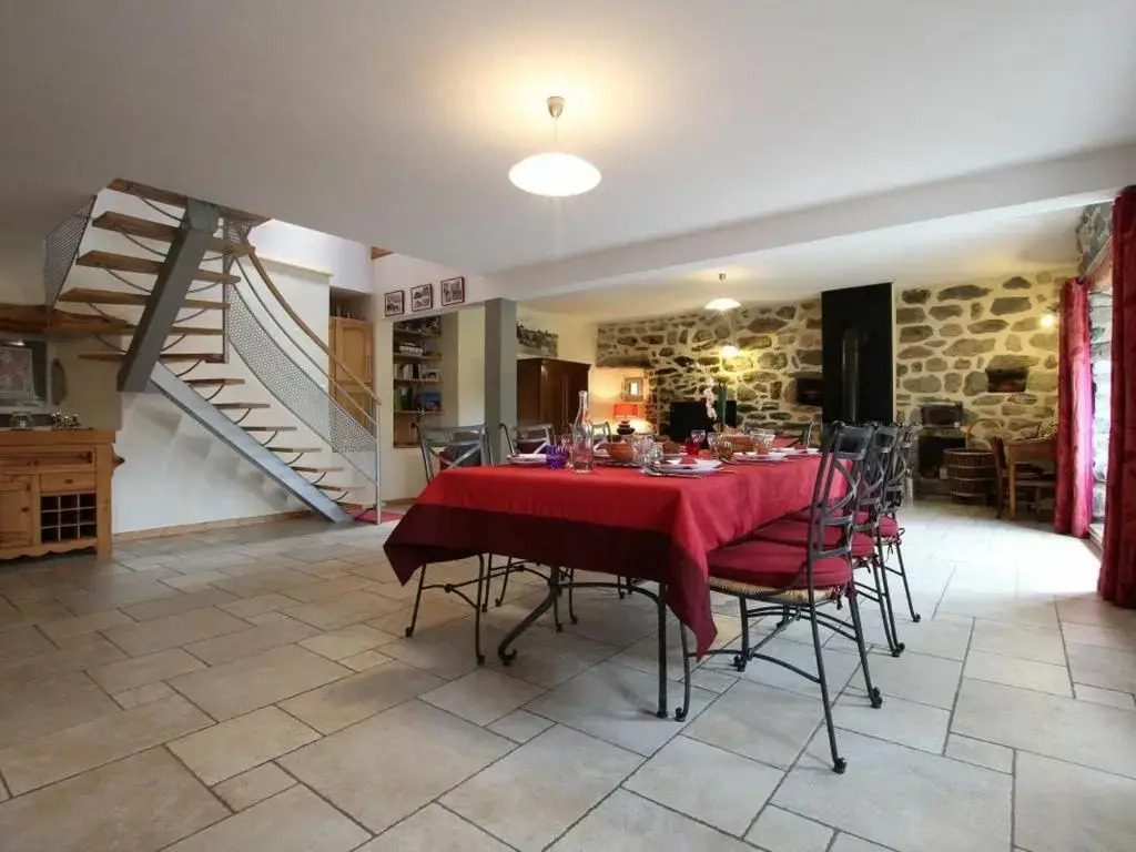 Gîte familial restauré avec jardin clos, équipements bébé, animaux acceptés, proche St-Julien-Chapteuil - FR-1-582-296