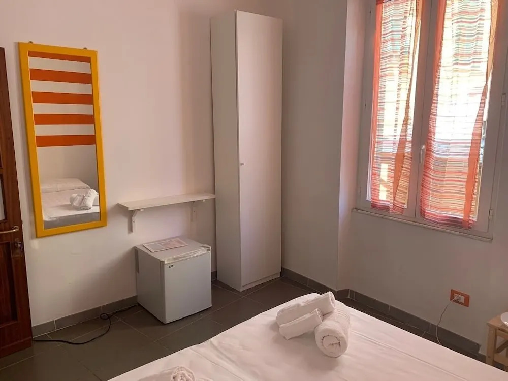 The Vernazza Main Plaza - Rooms & Suites