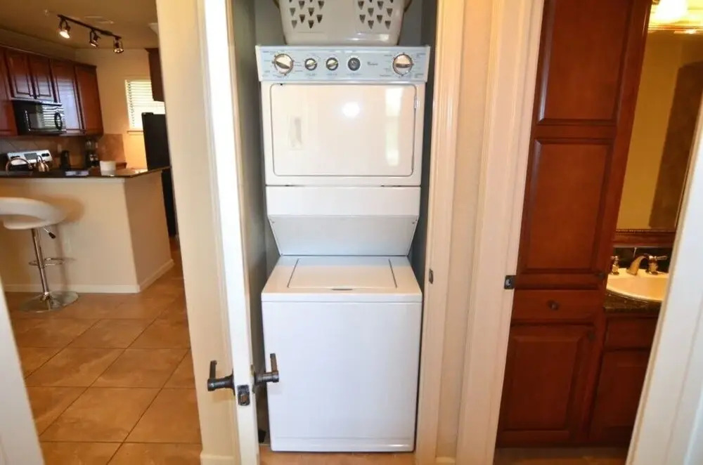 3 Bed Condo With Pool View From Balcony! 3 Bedroom Condo by Redawning