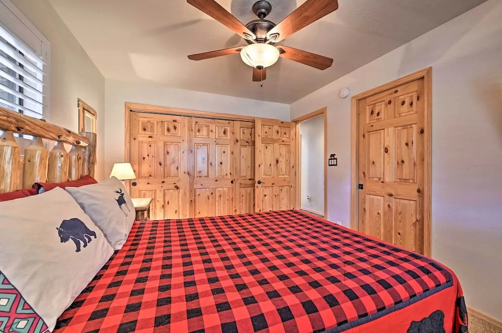 Deck, BBQ & Fireplace: Family Cabin in Show Low!