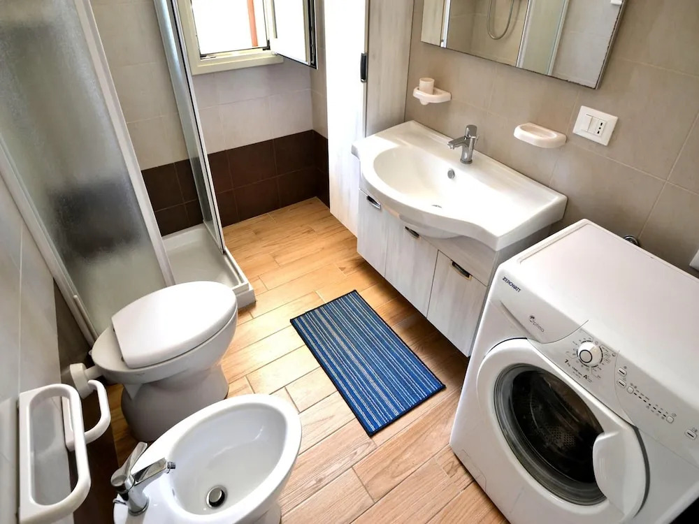 Air-conditioned Apartment Near The Beach With Spacious Balcony & Garden, Pets