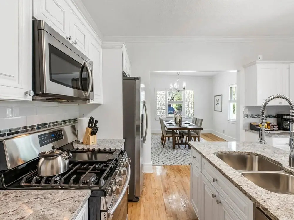 7 bedrooms Spacious House Near Downtown w Parking