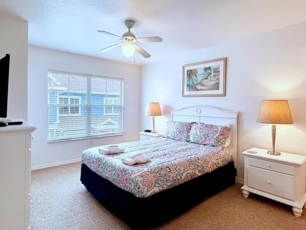 Lovely Family Townhome In Great Location-2200scd 4 Bedroom Townhouse by RedAwning