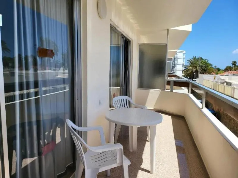 Las Camelias Apartments