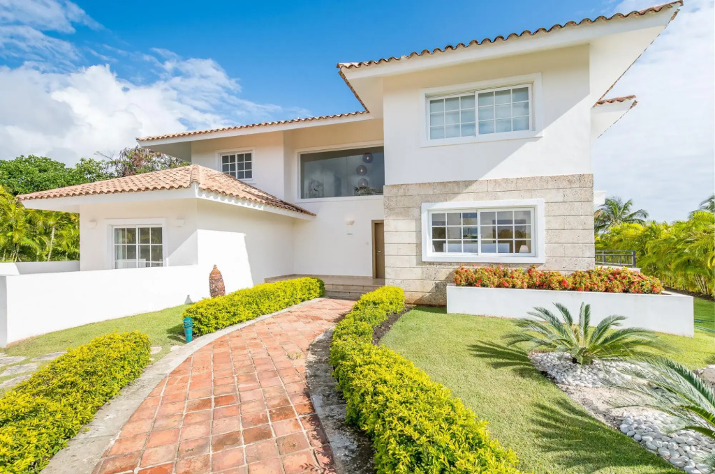 Beautiful 5-BDR 2 levels villa for rent