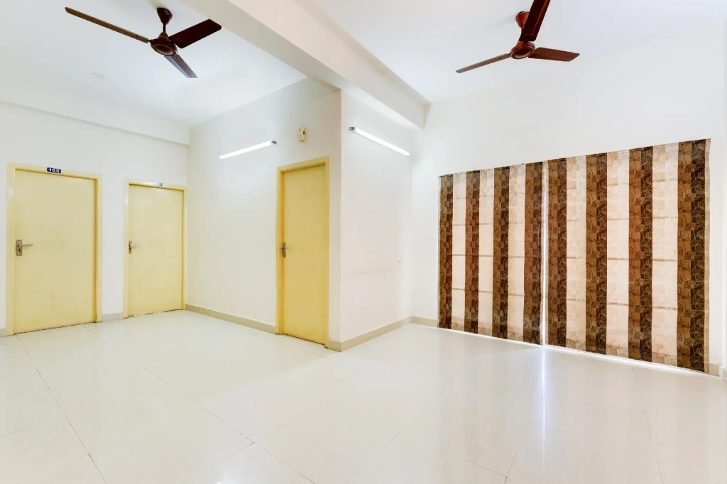 OYO Flagship 77300 J2 Service Apartment