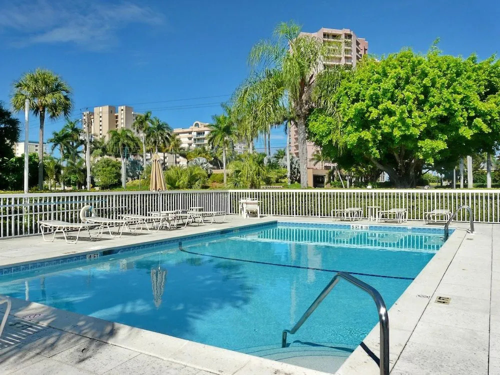 Peaceful Condo With Pool Across From South Beach