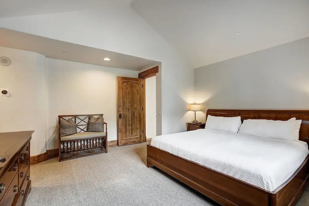 5BR Alpine Luxury Home with Private Hot Tub by RedAwning - Save 20% on 7+ Nights!